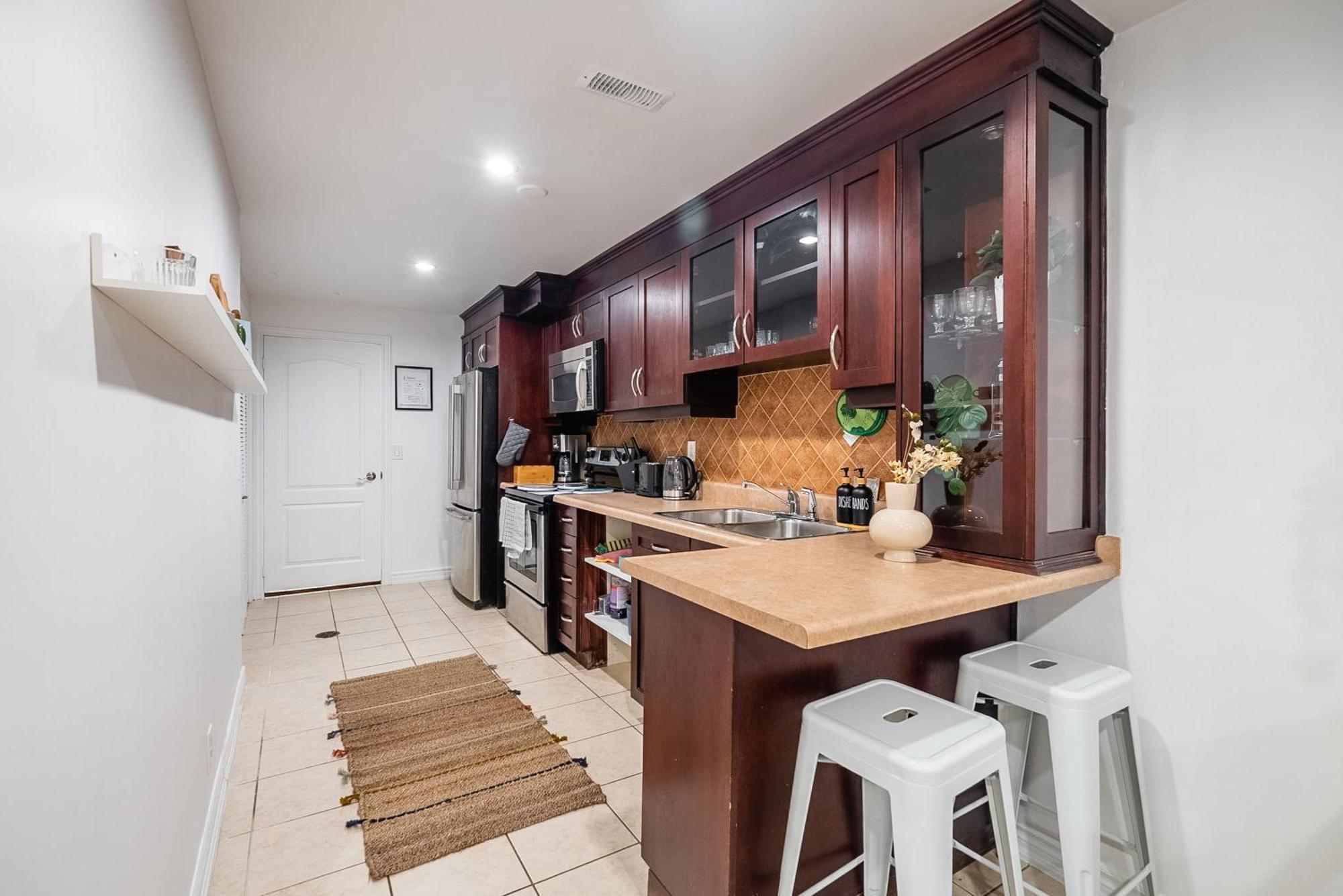 Basement Suite With Private Patio In Davenport 多伦多 外观 照片