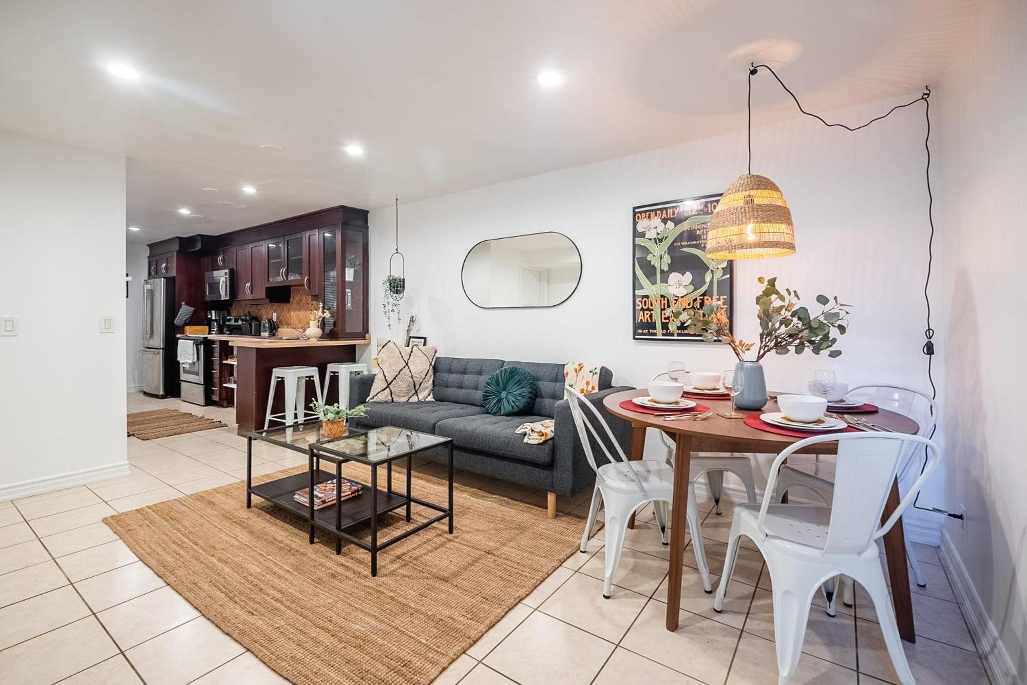 Basement Suite With Private Patio In Davenport 多伦多 外观 照片