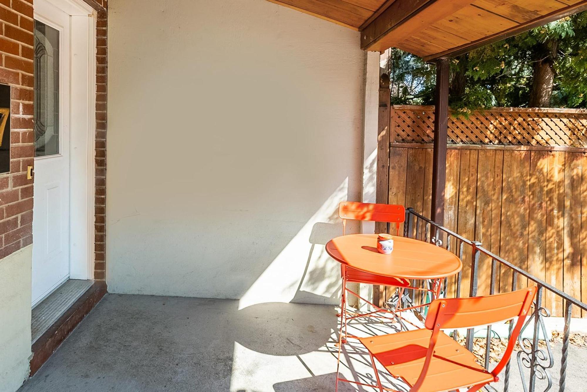 Basement Suite With Private Patio In Davenport 多伦多 外观 照片