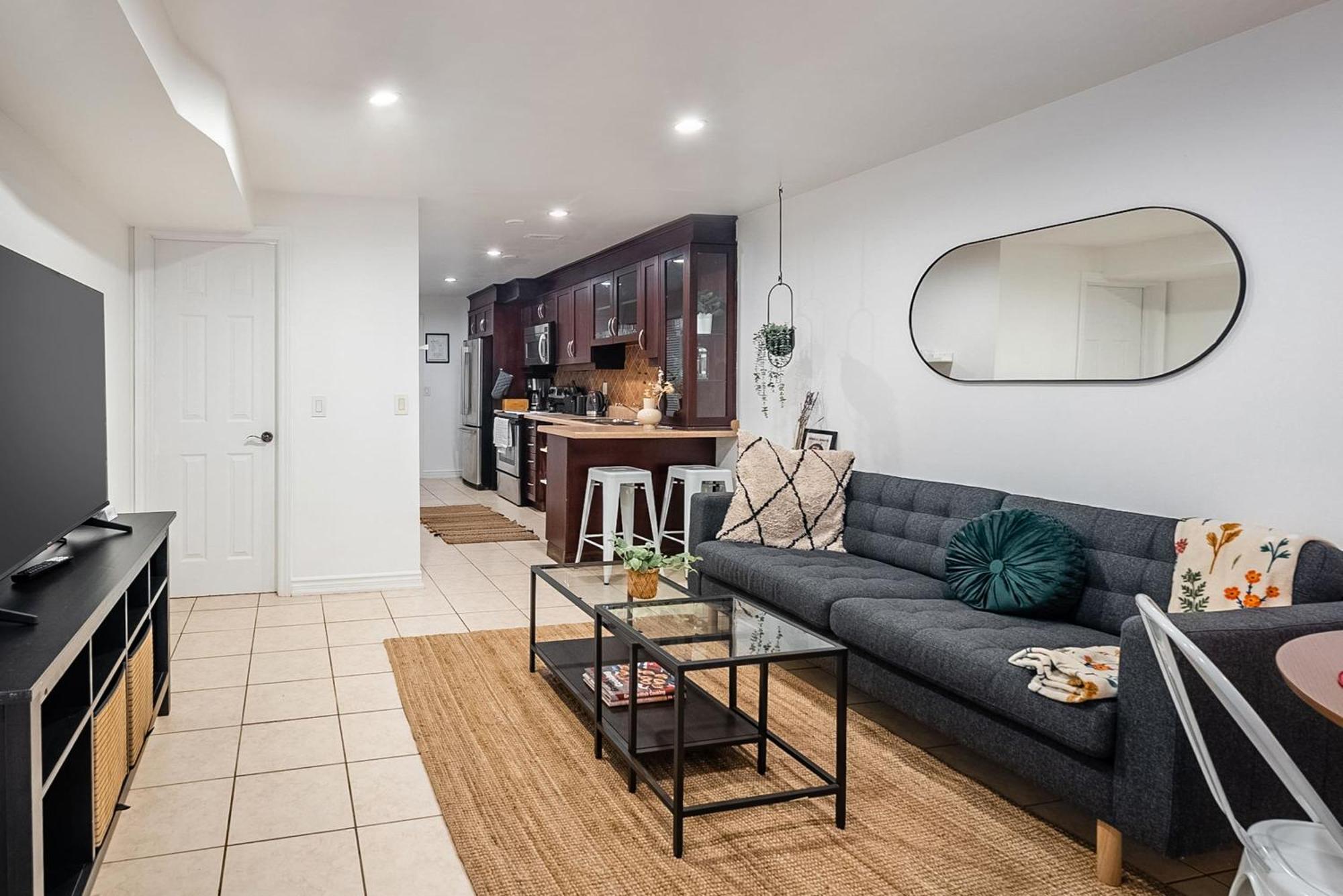 Basement Suite With Private Patio In Davenport 多伦多 外观 照片