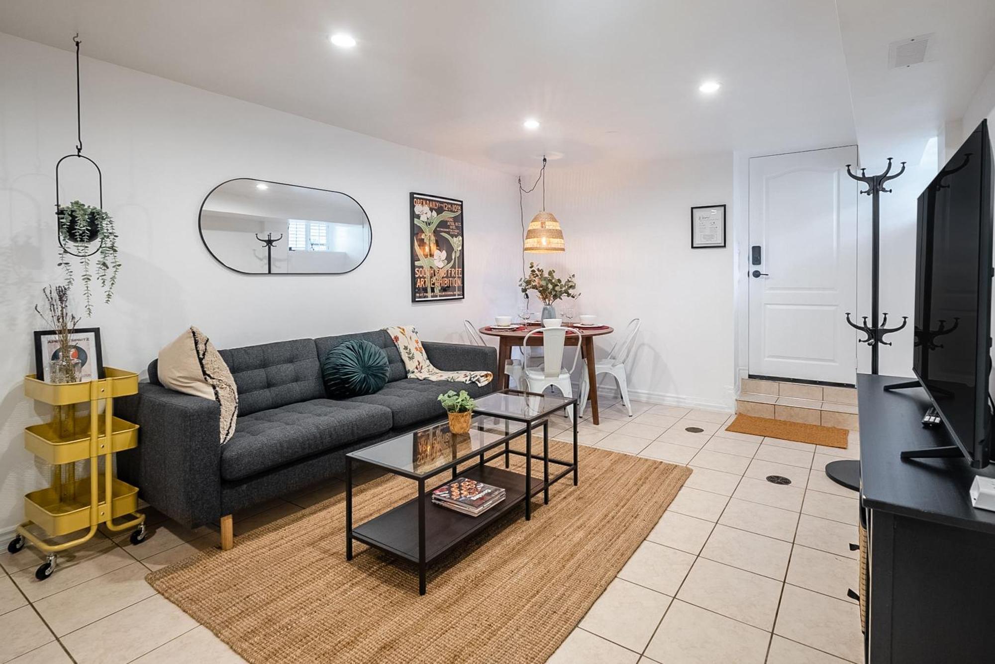 Basement Suite With Private Patio In Davenport 多伦多 外观 照片