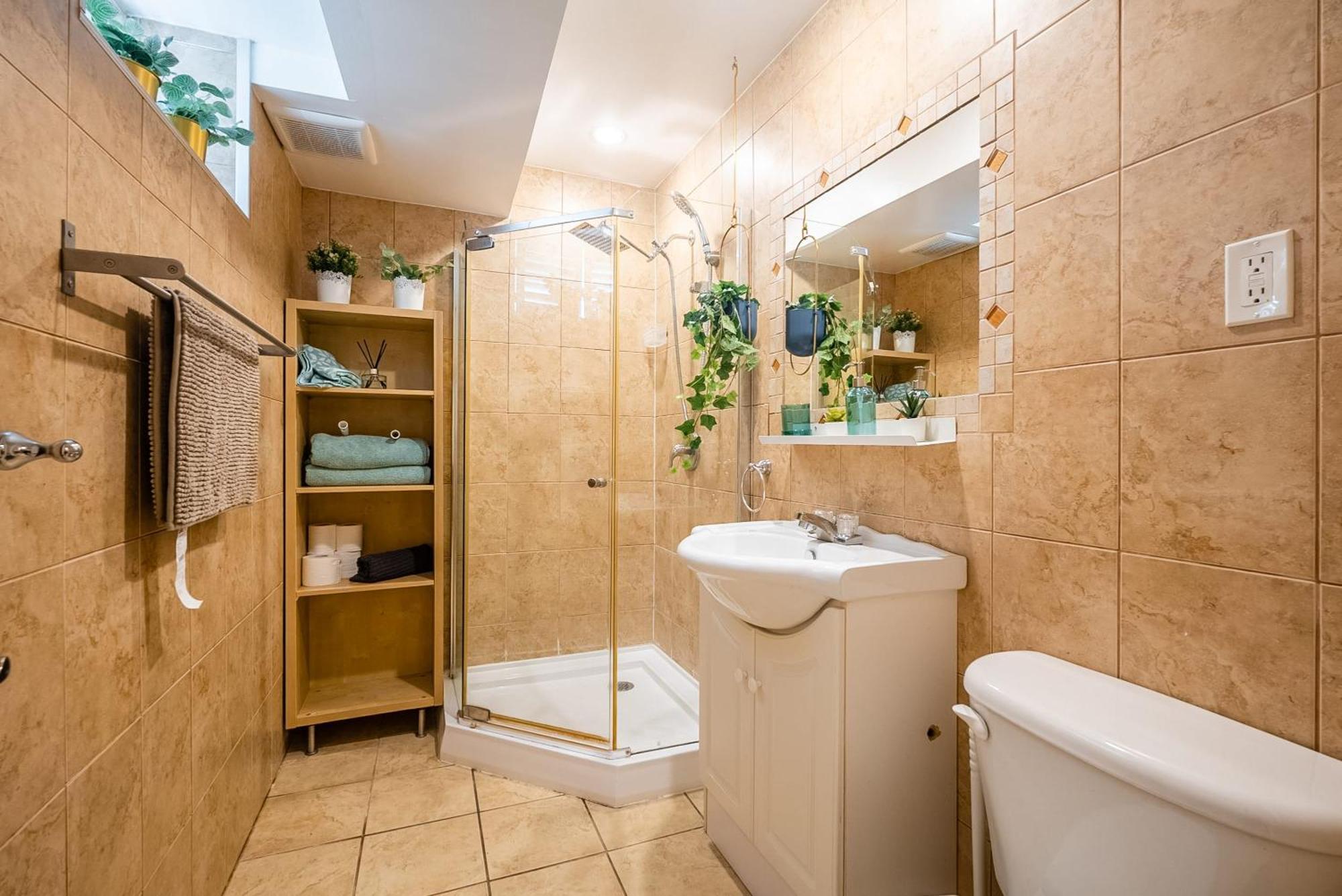 Basement Suite With Private Patio In Davenport 多伦多 外观 照片